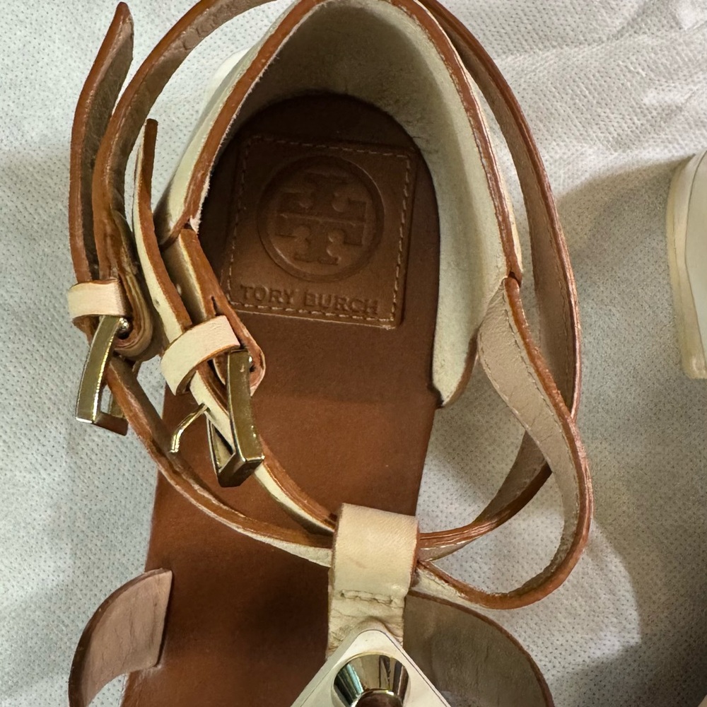 Tory Burch Leather Studded T-Strap. Size:8 - Picture 3 of 8